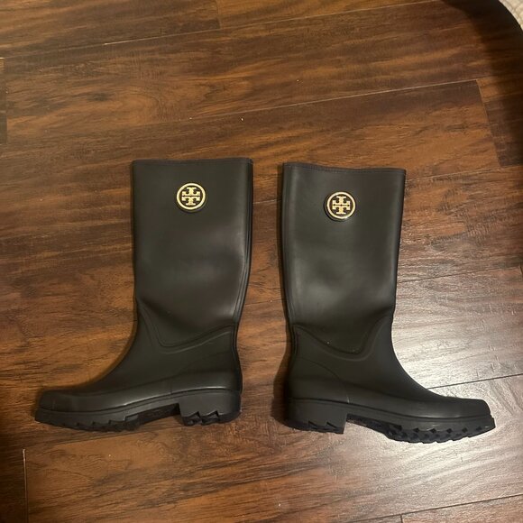 Tory Burch Black Sarah Gold Logo Rubber Tall Rain Boots 37568 Sz 9M Navy - Picture 2 of 3